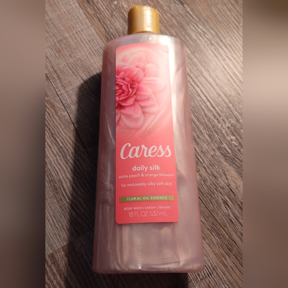 NWT! CARESS Daily Silk Body Wash 18oz